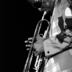 Trompettiste en concert avec des lunettes de soleil.