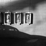 Quatre cabines téléphoniques en noir et blanc