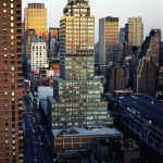 Vue sur les gratte-ciels de Manhattan au coucher du soleil