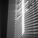 Ombres et lumière à travers des stores vénitiens