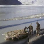 Traversée en radeau sur une rivière montagneuse