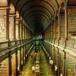 Bibliothèque ancienne avec arcades en bois et rangées de livres