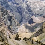 Paysage montagneux aride et accidenté