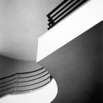 Escalier en colimaçon moderne en noir et blanc