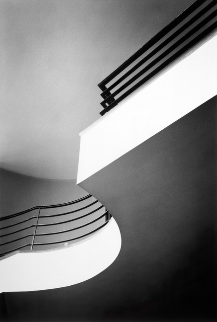 AKG355951.webp Escalier en colimaçon moderne en noir et blanc – Image 1