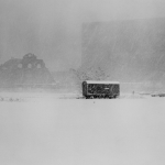 Tempête de neige en ville avec caravane et voitures