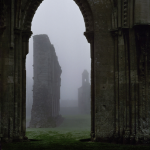 Ruines médiévales embrumées à l'aube