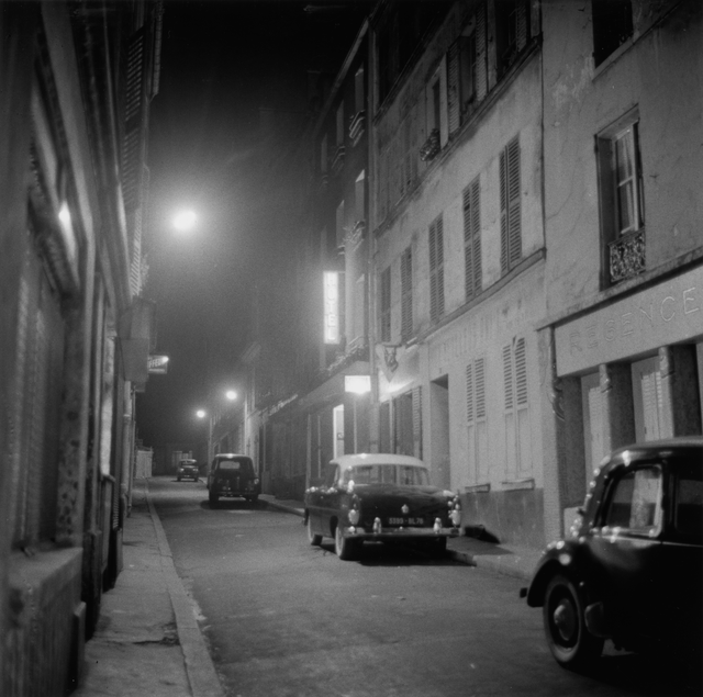 AKG360796.webp Rue de nuit avec voitures anciennes – Image 1