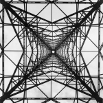 Vue vers le sommet d'une structure métallique
