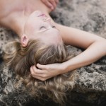 Femme allongée sur des rochers