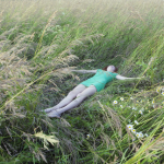 Femme allongée dans un champ de fleurs sauvages