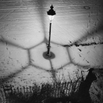 Réverbère éclairant une rue enneigée la nuit