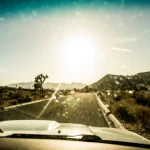 Route désertique au crépuscule vue depuis une voiture