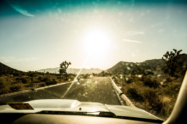AKG3658142.webp Route désertique au crépuscule vue depuis une voiture – Image 1