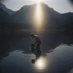 Bain matinal au lever du soleil dans la montagne
