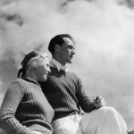 Couple en plein air regardant l'horizon