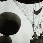 Montgolfières avec deux hommes en uniforme