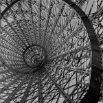 Structure métallique en spirale en noir et blanc