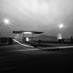 Usine à l'entrée illuminée la nuit