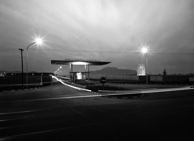AKG3745498.webp Usine à l'entrée illuminée la nuit – Image 1