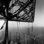 Structure Métallique Élevée avec Vue Panoramique sur un Pont