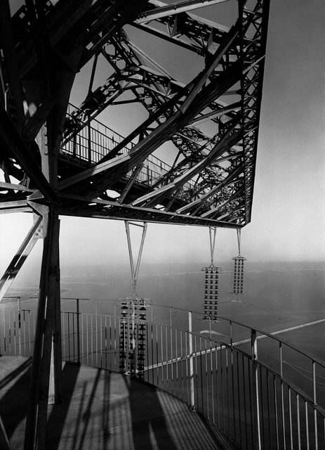 AKG3745644.webp Structure Métallique Élevée avec Vue Panoramique sur un Pont – Image 1