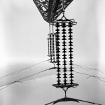 Isolateurs suspendus sur une ligne à haute tension