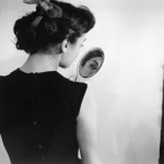 Femme regardant dans un miroir à main