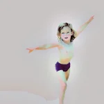 Enfant joyeux en maillot de bain