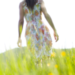 Femme en robe estivale dans un champ verdoyant