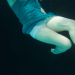 Personne sous l'eau en robe bleue