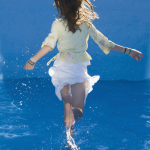 Femme courant dans l'eau