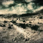 Paysage désertique avec ciel nuageux