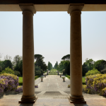 Vue de jardin encadrée par des colonnes