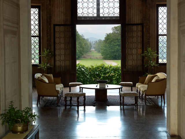 AKG3764777.webp “Salon élégant avec vue sur le jardin” – Image 1