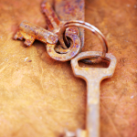 Vieilles clés rouillées sur une surface marron.