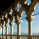 Colonnes et arcs gothiques donnant sur la mer