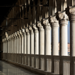Colonnade historique en perspective