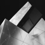 Structure architecturale géométrique en noir et blanc