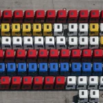 Vue aérienne d'une flotte de camions colorés alignés