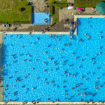 Vue aérienne d'une piscine bondée en été