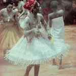Cérémonie traditionnelle avec danseurs en costumes