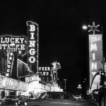 Scène nocturne animée avec enseignes lumineuses à Vegas.