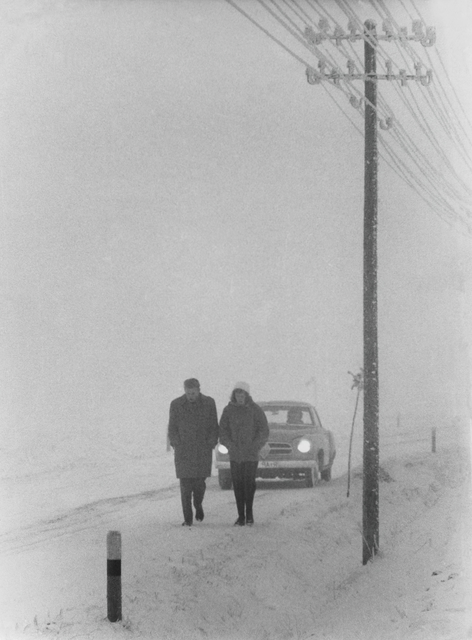 AKG3801989.webp Promenade hivernale lors d'une tempête de neige – Image 1