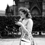 Femme lisant un livre devant une cathédrale