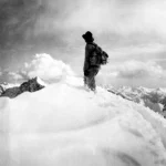 Alpiniste sur un sommet enneigé