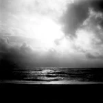 Coucher de soleil dramatique sur l'océan