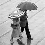 Promenade sous la pluie avec parapluies