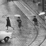 Passants courant sous la pluie avec des parapluies