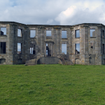 Ruines d'un Bâtiment Historique Face à la Mer